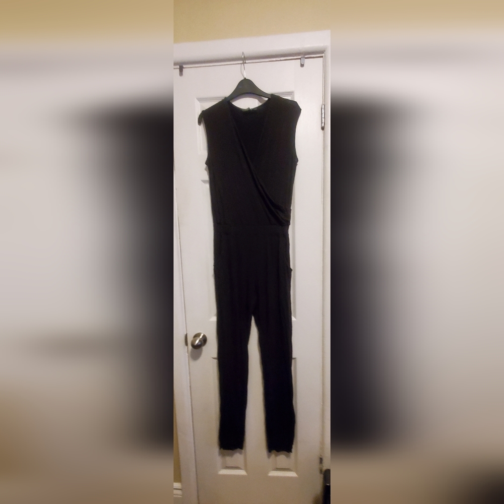 BLACK SLEEVESS JUMPSUIT WITH POCKETS